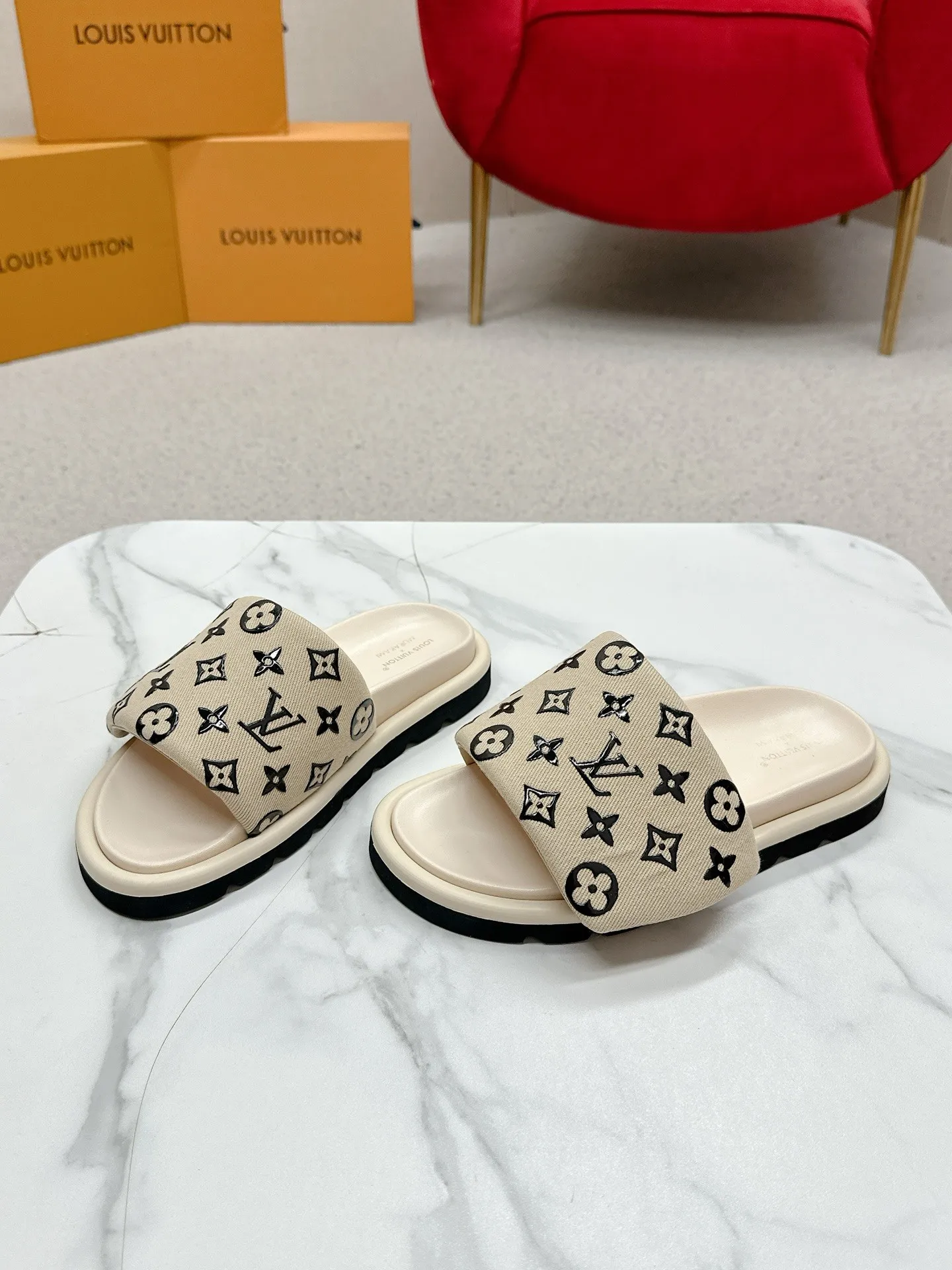 👟👟Ex-factory price 420👟👟 LV Louis Vuitton Full of high-end feel! A popular model among bloggers at home and abroad, it’s retro and fashionable and looks amazing on your feet! Mainly recommended model on the official website★ ━━━━━ ЅᏇєєt ━━━━━ ▪️Upper: original calfskin ➕5D printing process ▪️Inner: imported mixed sheepskin ▪️Outsole: original molded foam outsole ▪️Size: Female 35-40 Men's 39-44 (women's 41 men's 45)